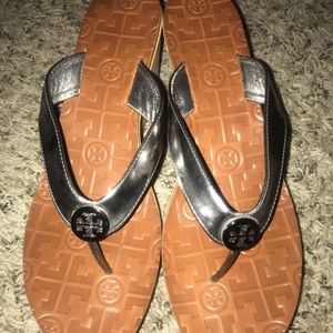 Tory Burch wedge thong sandals patent silver sz 10